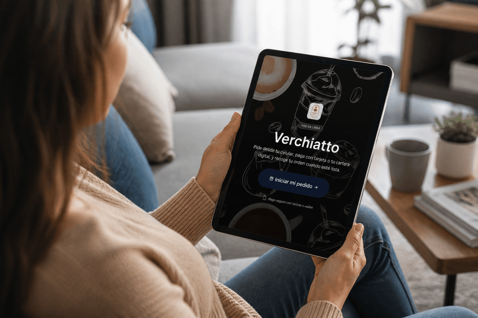 Cliente pidiendo en línea desde una tablet en el sillón